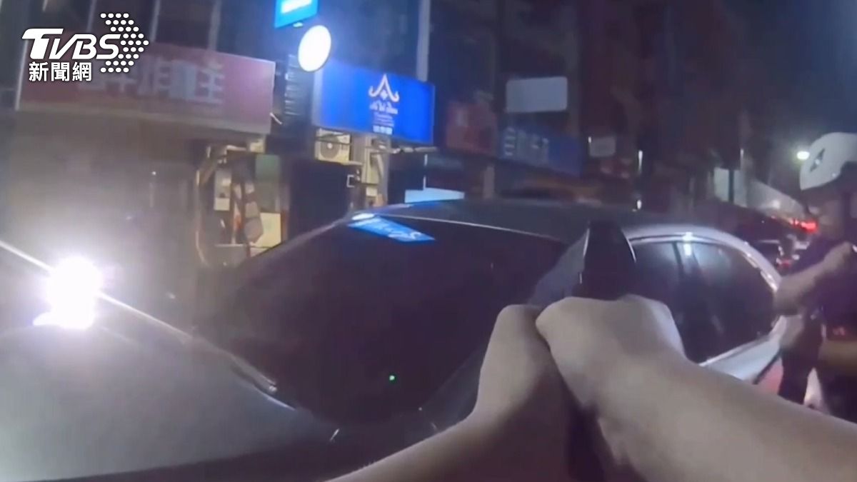 駕駛逆向拒檢,員警拔槍破窗,仍催油門逃逸。 (圖/TVBS)