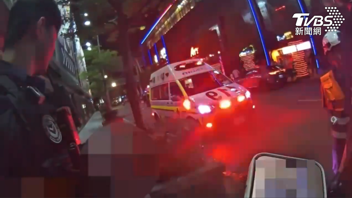 路人誤以為撿屍跟警方溝通中。(圖/TVBS)
