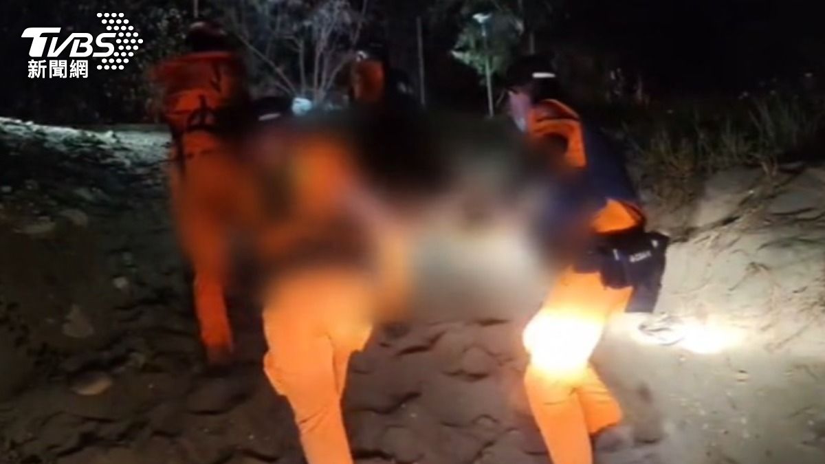 苗栗竹南龍風漁港驚傳國中生溺水意外,警消前往現場尋獲失蹤者。(圖/TVBS)