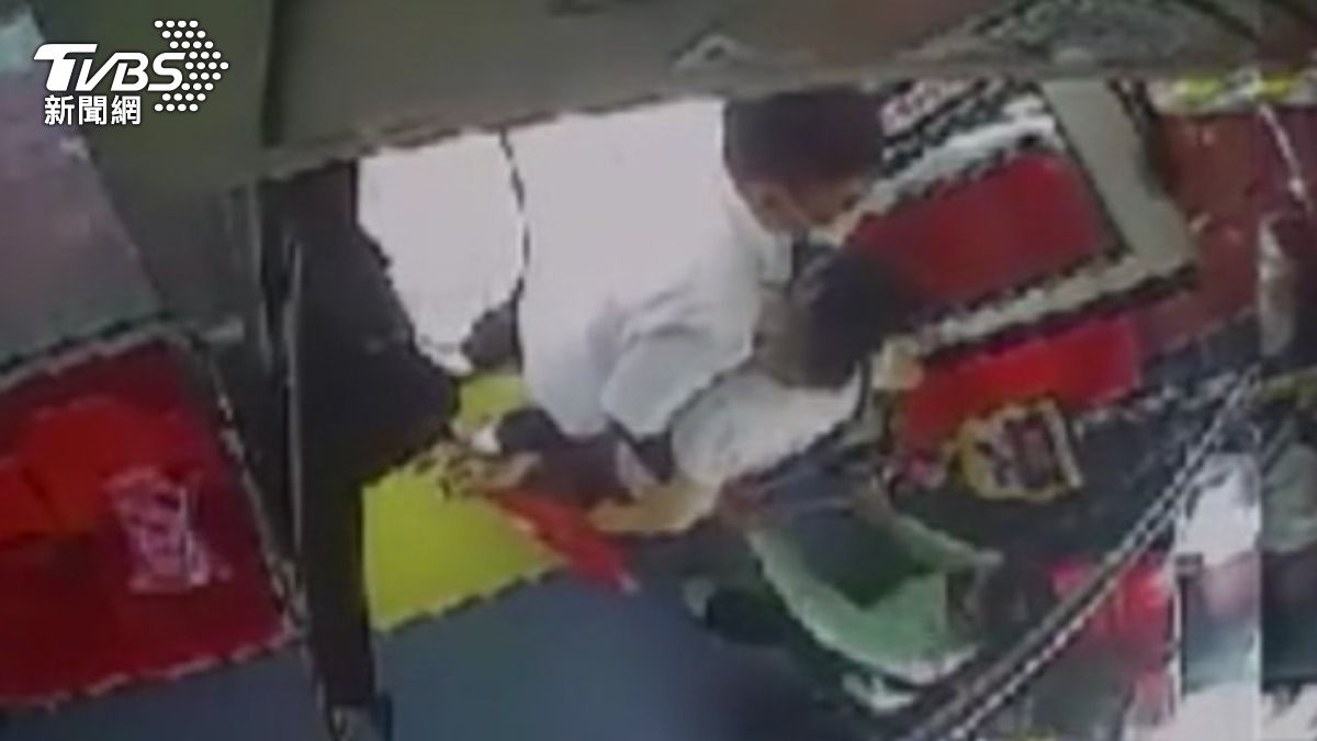 台中一名公車司機搶救身體不適女乘客,同車乘客致電交通局表揚駕駛長。(圖/TVBS)