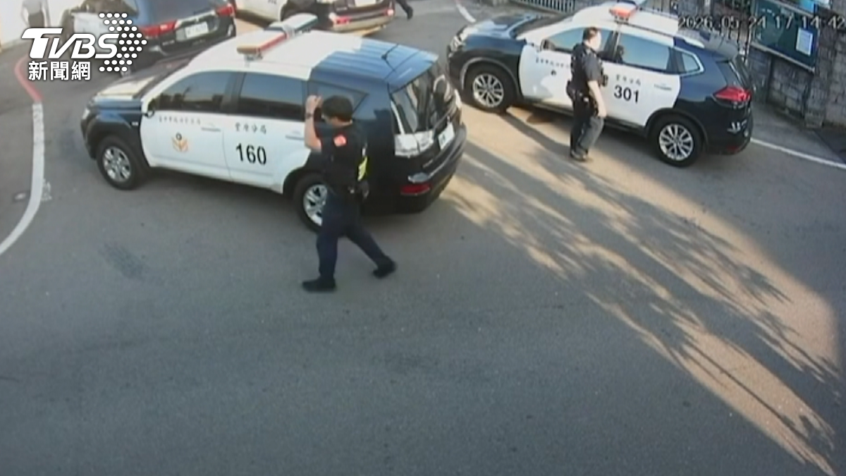 犯嫌開車逃到豐原區一處工廠,意圖闖入被老闆攔下,警方快打部隊團團包圍。(圖/TVBS)
