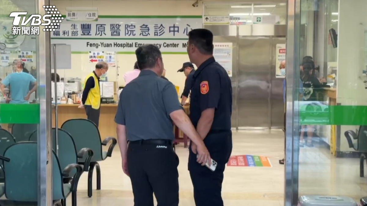 35歲何姓男子在豐原醫院急診室和保全爭執,拿出玩具槍,又朝自己潑灑水後逃逸。(圖/TVBS)