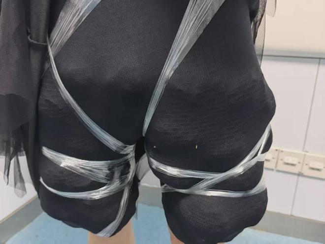 該女子在裙底用黑色緊身褲綁了58隻活烏龜。(圖/翻攝自極目新聞)