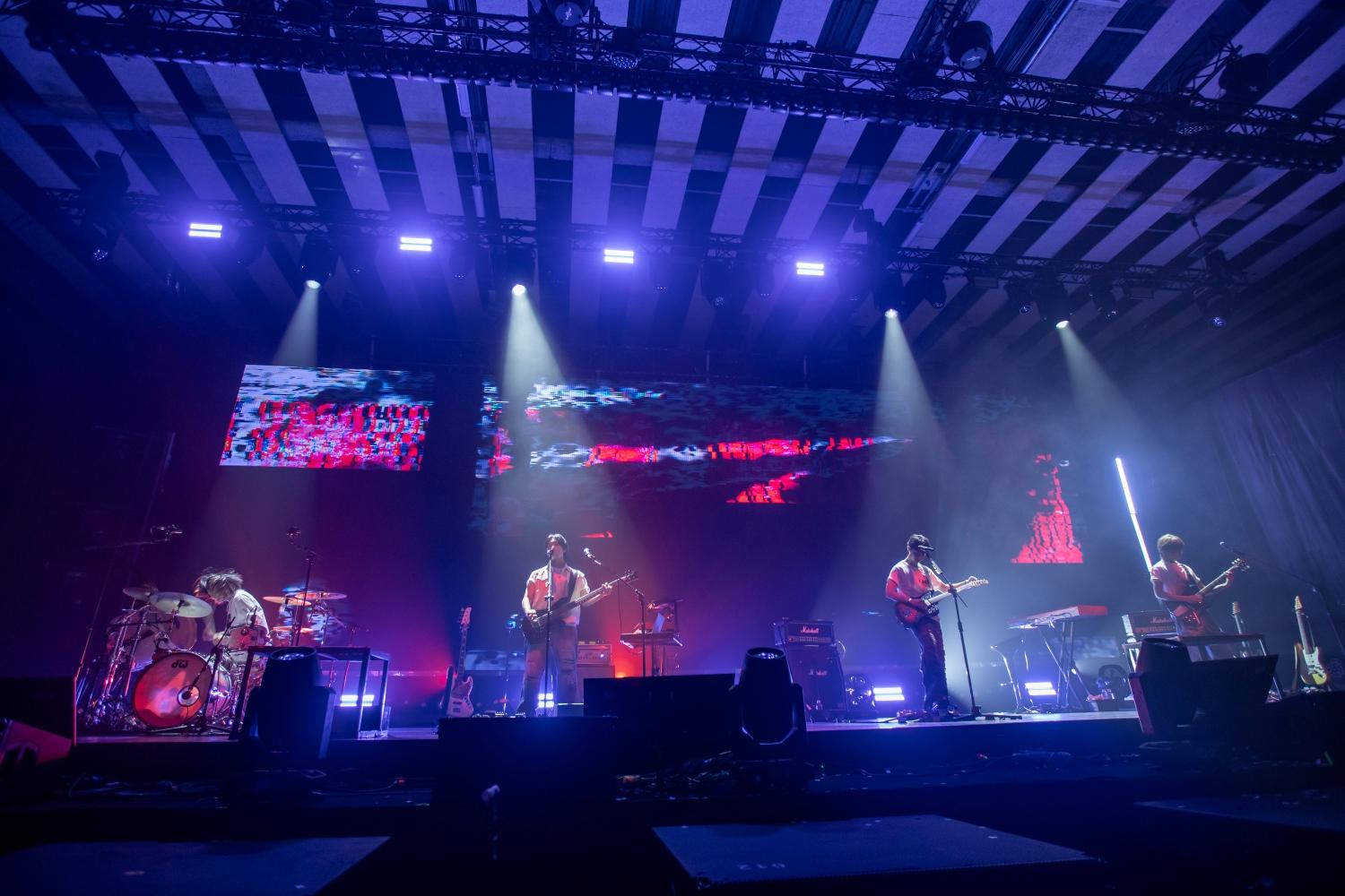 Dragon Pony還交換樂器演奏,展現四人全方位的音樂才華。(圖/D-SHOW提供)