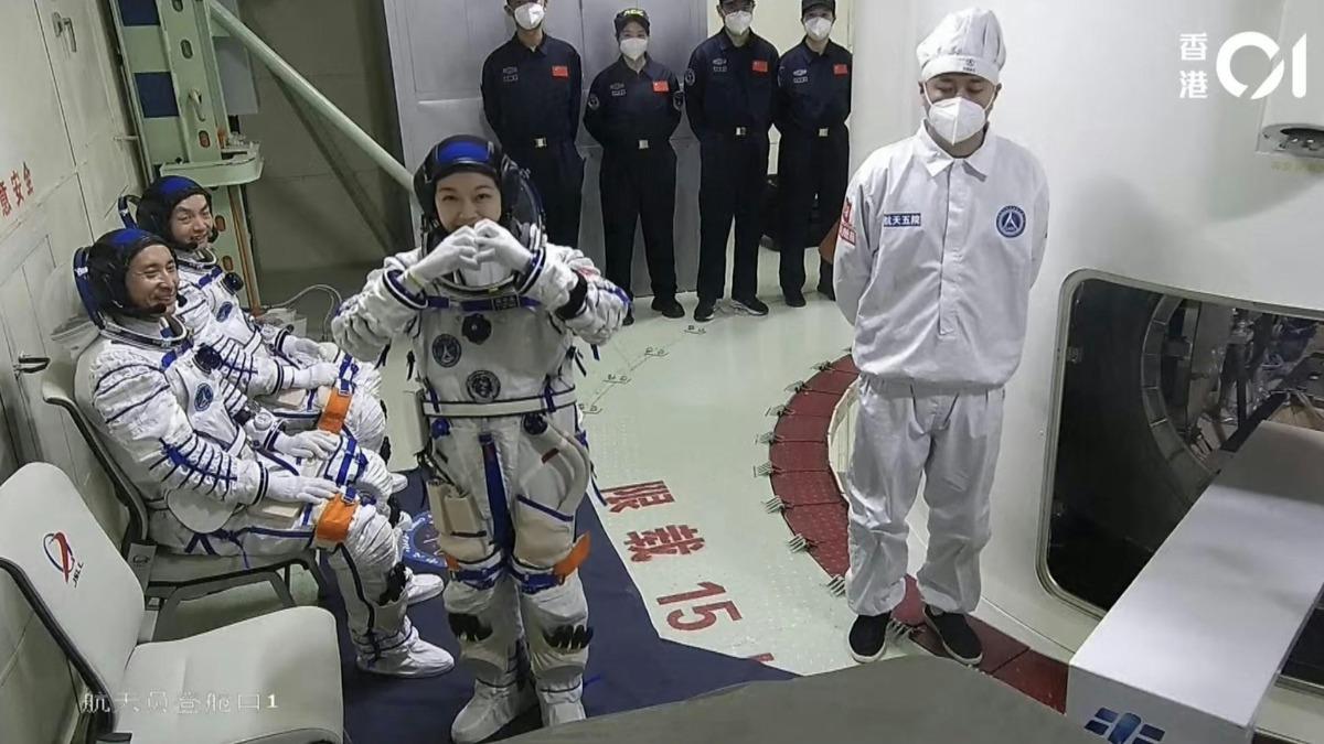 神舟23號深夜發射 太空人黎家盈登艙前對鏡頭微笑比心
