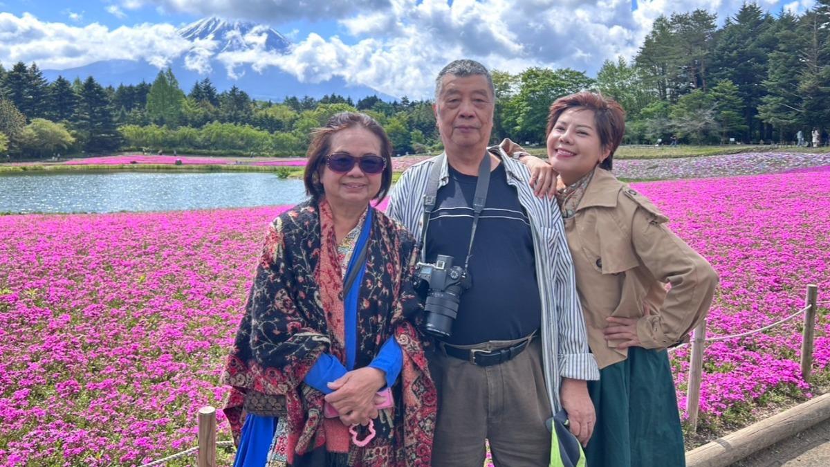 錦雯(右)感性謝謝爸媽願意陪她一起出國創造回憶。(圖/民視提供)