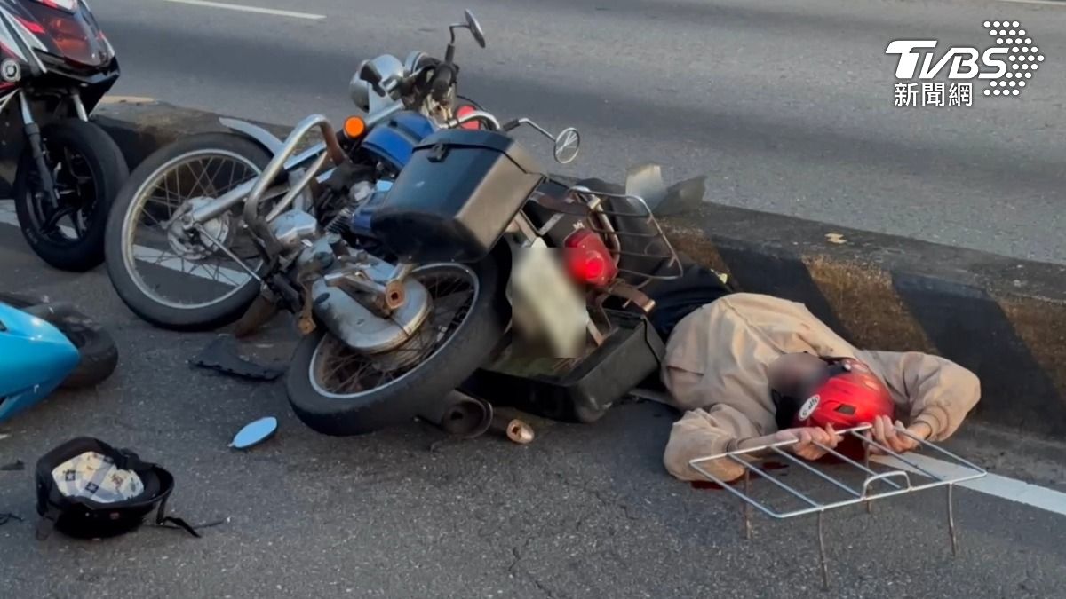 撞擊力道導致安全帽、零件散落一地,范翁更是一度失去意識癱軟在車道上。(圖/民眾提供)