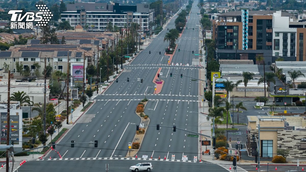 化學槽附近居民全被撤離,主要道路也都被封鎖,進出受到限制,街道空蕩蕩宛如空城。(圖/達志影像美聯社)