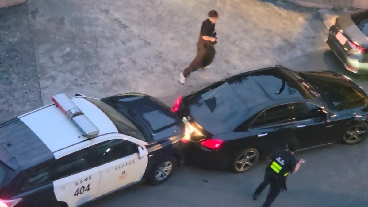 蔡男倒車衝撞警車。（圖／翻攝自臉書社團「爆料公社」）
