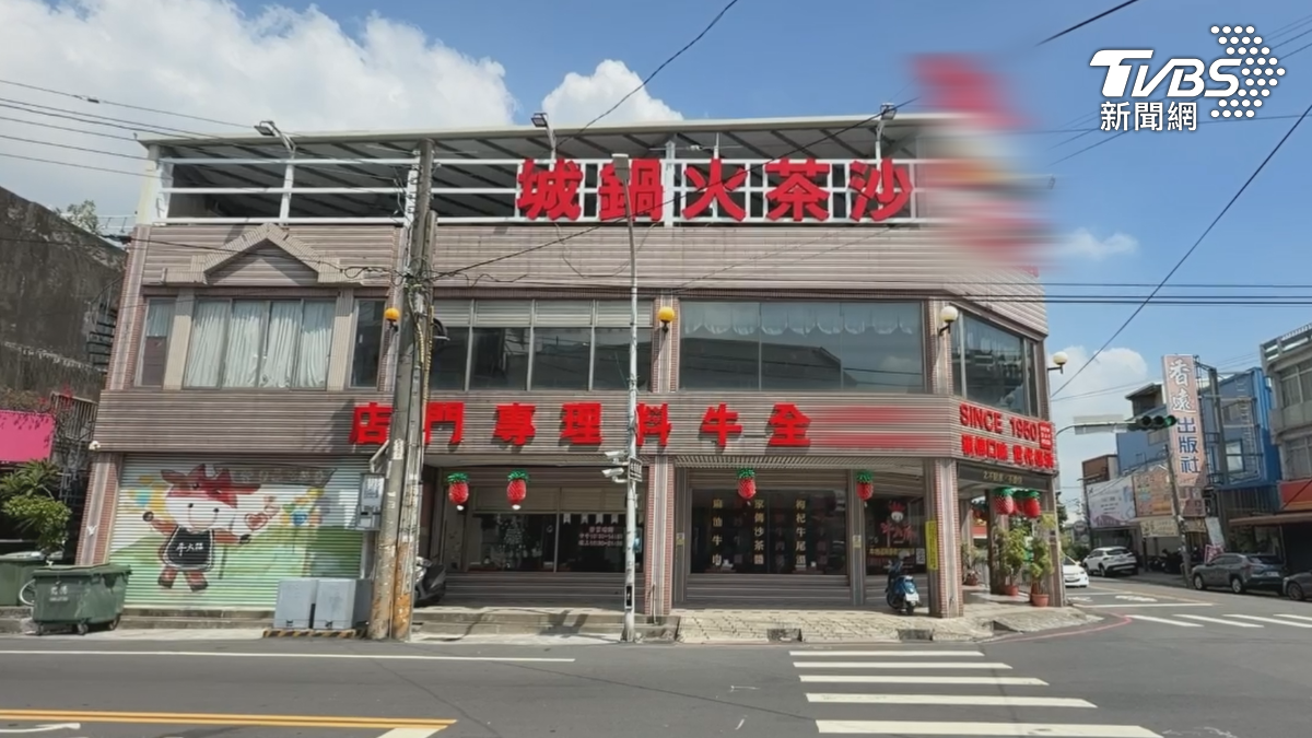 屏東潮州知名的老字號牛肉火鍋店,爆出勞資糾紛!70多歲的羅姓婦人,在店裡辛苦工作36年,近期罹患失智症請了病假,家屬批評業者騙簽離職單(圖/TVBS)