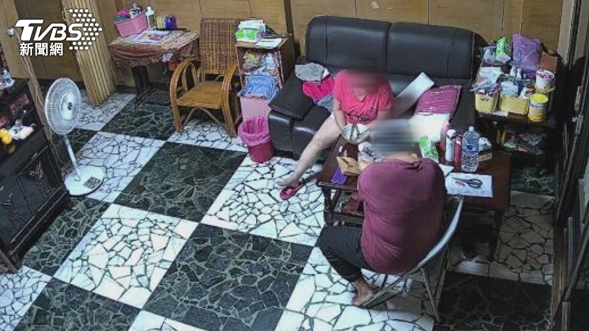 羅姓婦人從年輕開始在知名的潮州牛肉火鍋店工作,一做就是36年,不識字的她,近期因為失智被雇主騙簽自願離職單(圖/翻攝爆料公社)