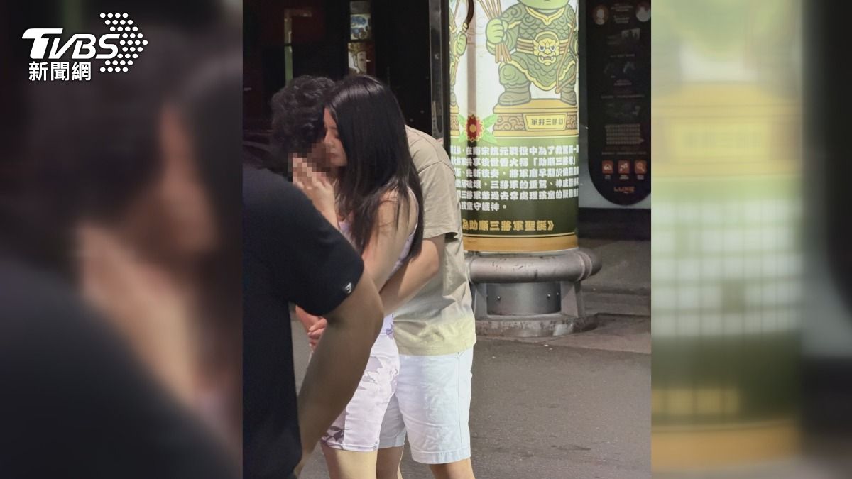 形象翻車？　應佳妤深夜西門町抽菸被環抱。