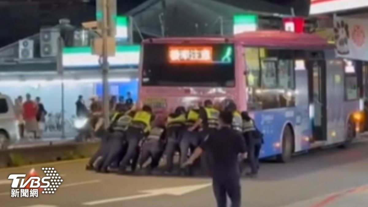 公車拋錨「橫卡」路中,景美夜市交通一度打結,員警推車。(圖/TVBS)