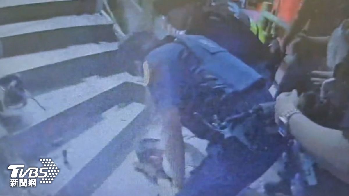 掃毒遇拒檢衝撞!警噴辣椒水制伏,5員警遭波及「涕淚狂流」。(圖/TVBS)