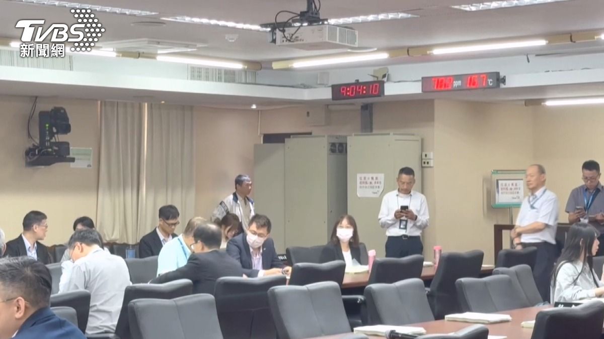 多位立法委員也受困車上,原定早上9點審查交通部預算的會議,無法準時抵達而延後15分鐘開始。(圖/TVBS)