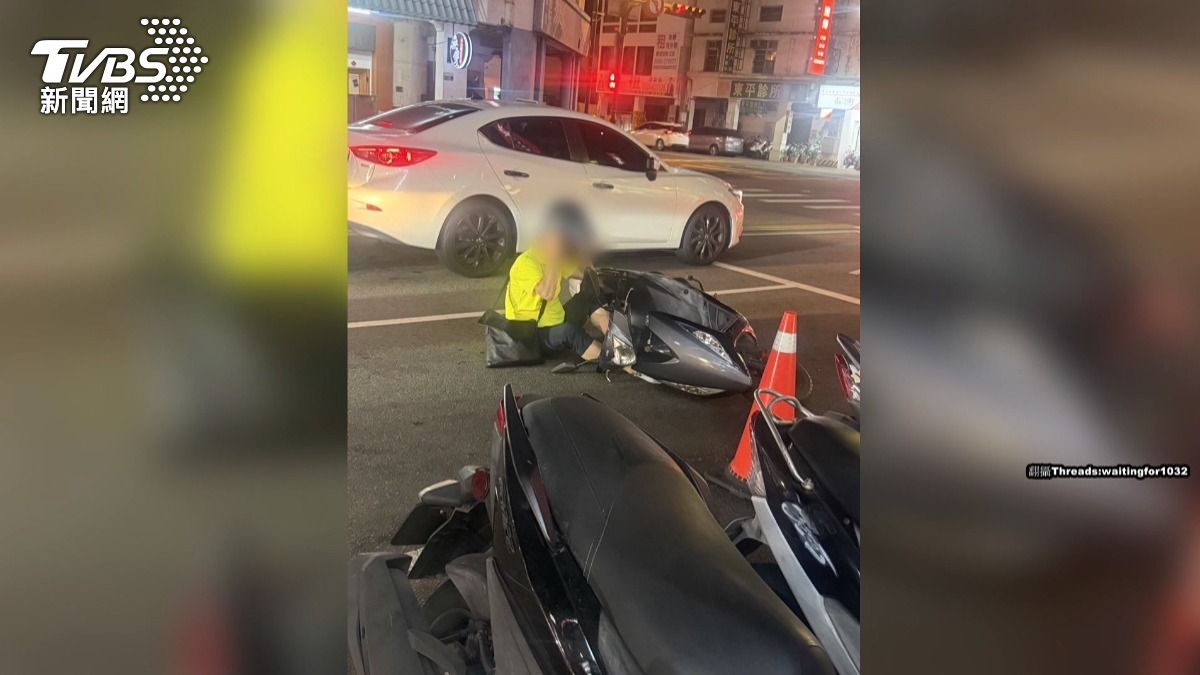 男霸占他人機車擋路!戴墨鏡硬發動,結局超傻眼。(圖/民眾提供)