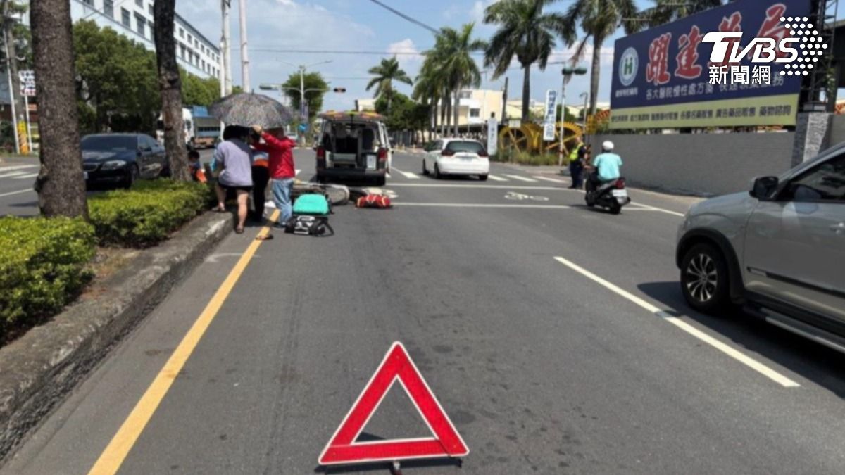 司機徵求乘客同意後,司機趕快拿著傘跑下車,沒過多久又折返回到車上,再拿出車禍三腳架,避免二次追撞(圖/TVBS)