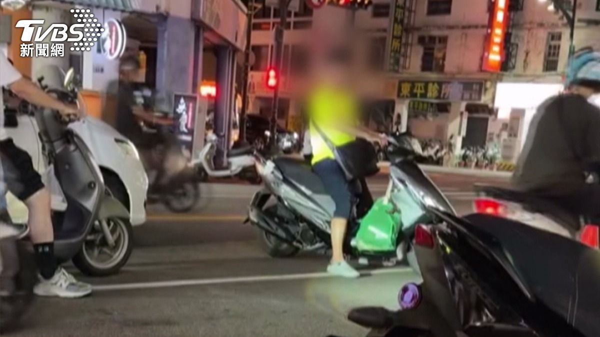 黃色上衣的男子未戴安全帽,坐在一輛機車上,來往汽機車都得繞道而行。(圖/民眾提供)