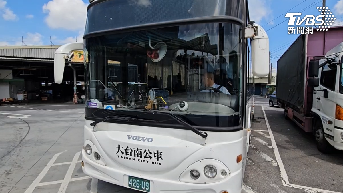 謝仁德是去年公路局選出的「優良駕駛」,平時表現就相當優異,這回暖心舉動,再次讓人大讚,實在是台灣最美風景(圖/TVBS)
