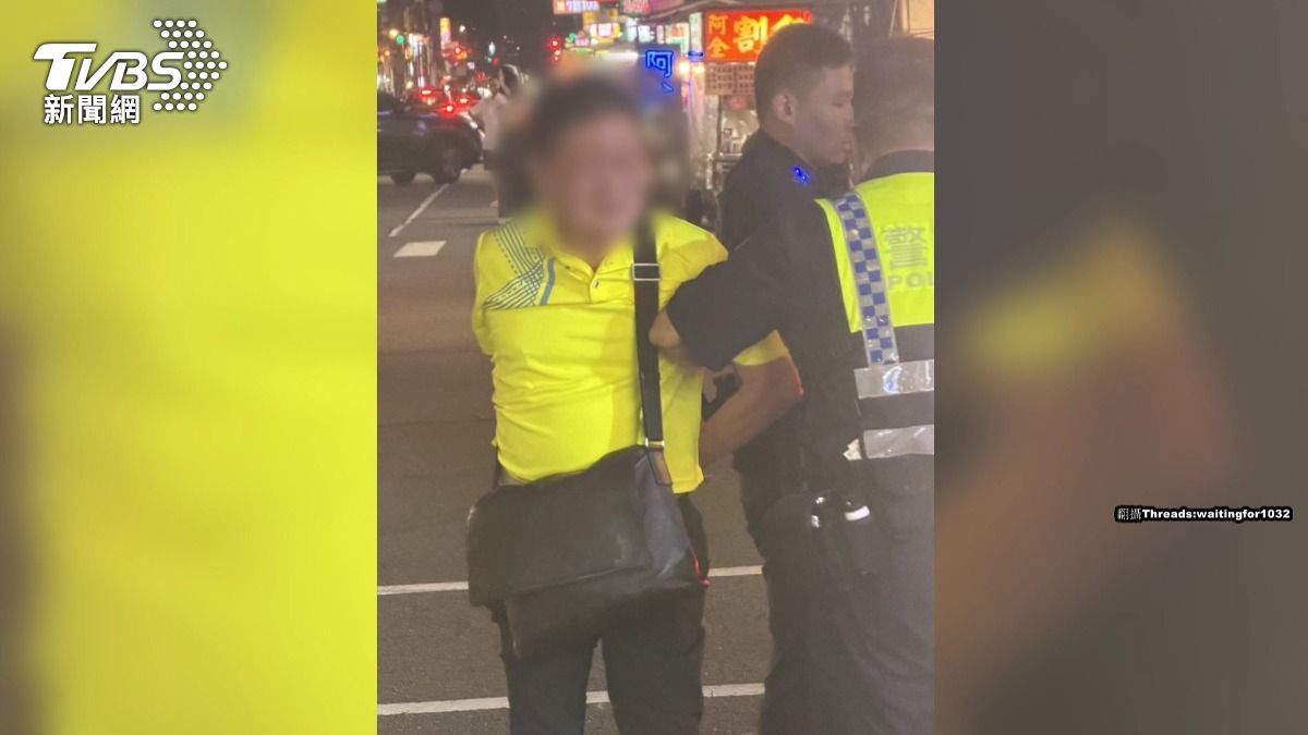 員警到場後直接進行管束,但男子看到警察也不當一回事,拒絕配合。(圖/民眾提供)