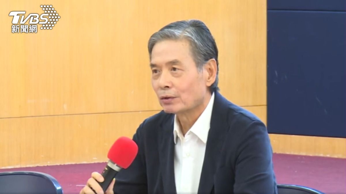 金溥聰出示從王光慈硬碟中取得照片,控訴蕭旭岑與台商捧現金卻未入帳。(圖/TVBS)