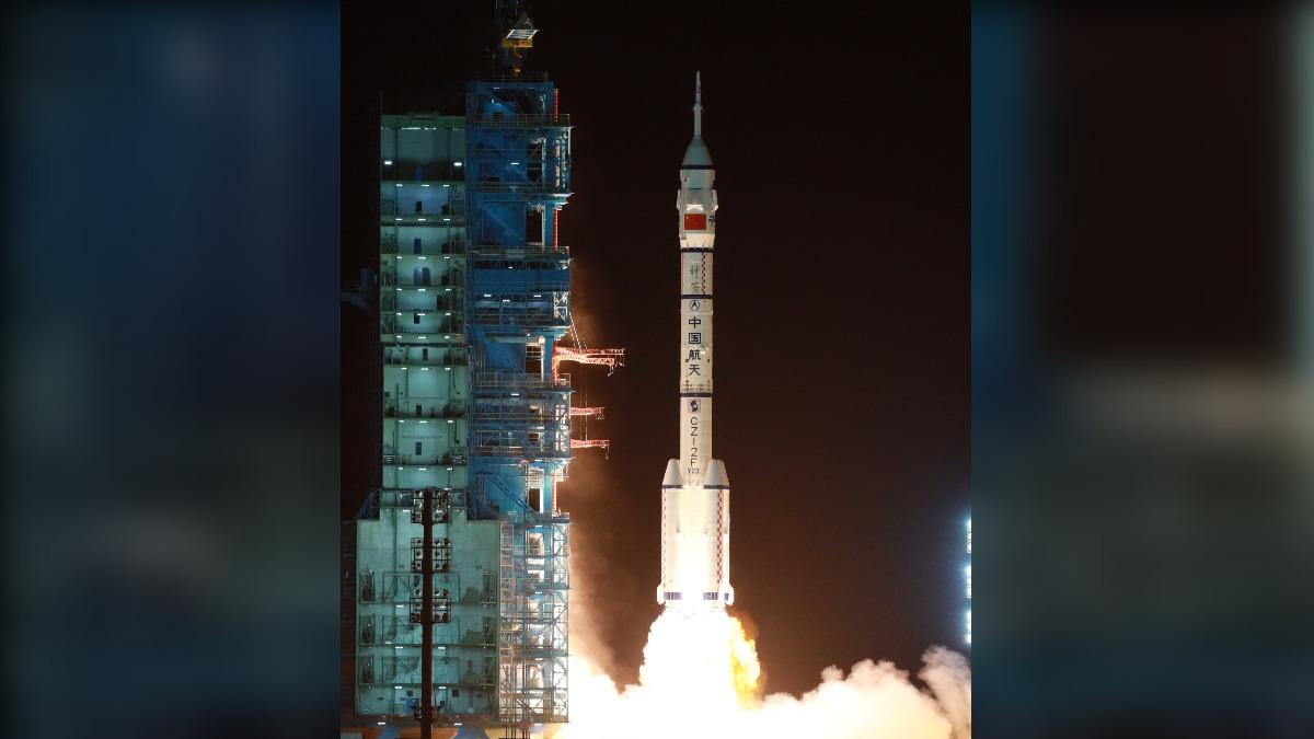 搭載神舟23號載人太空船的長征2號F遙23運載火箭,24日深夜在酒泉衛星發射中心發射升空。(圖/CCTV+)