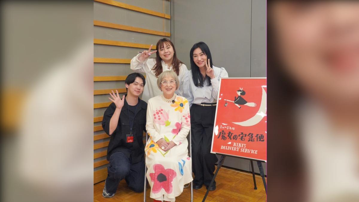 TVBS《娛樂頭條 T TALK》團隊前往日本東京專訪《魔女宅急便》原著作者角野榮子(前中)。(圖/TVBS)