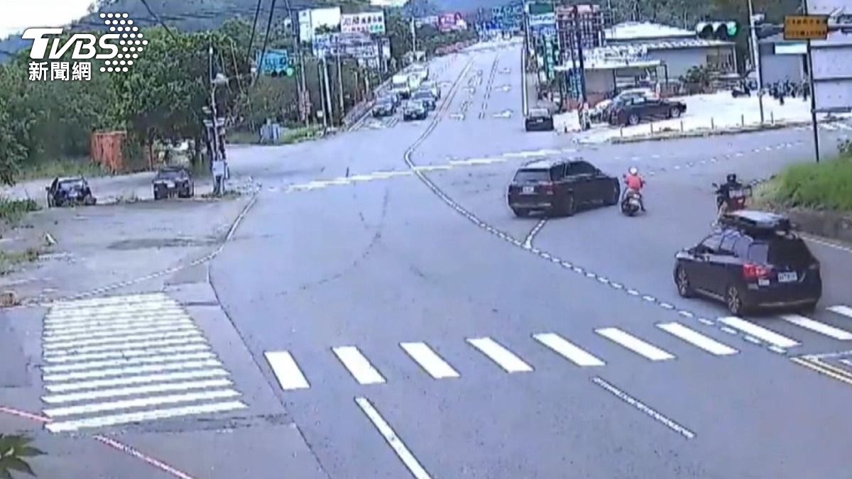 苗栗台3線「1日2起死傷車禍」！70歲翁搶變燈撞死騎士，重機失控掃2移工。(圖／民眾提供)
