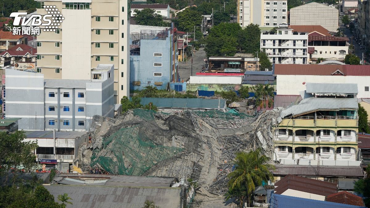 菲律賓1棟正在建造中的9層大樓24日驚傳倒塌。(圖/達志影像美聯社)