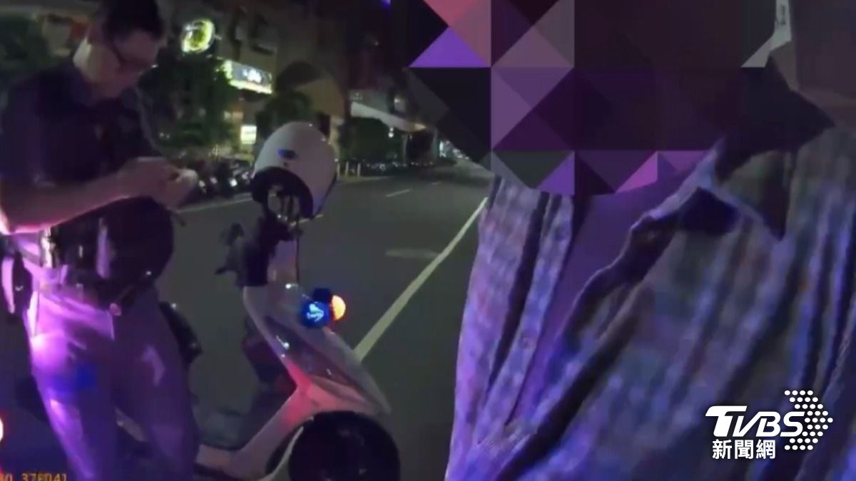 陳男見到警察，一直瘋狂跳針「有事嗎？」（圖／TVBS）
