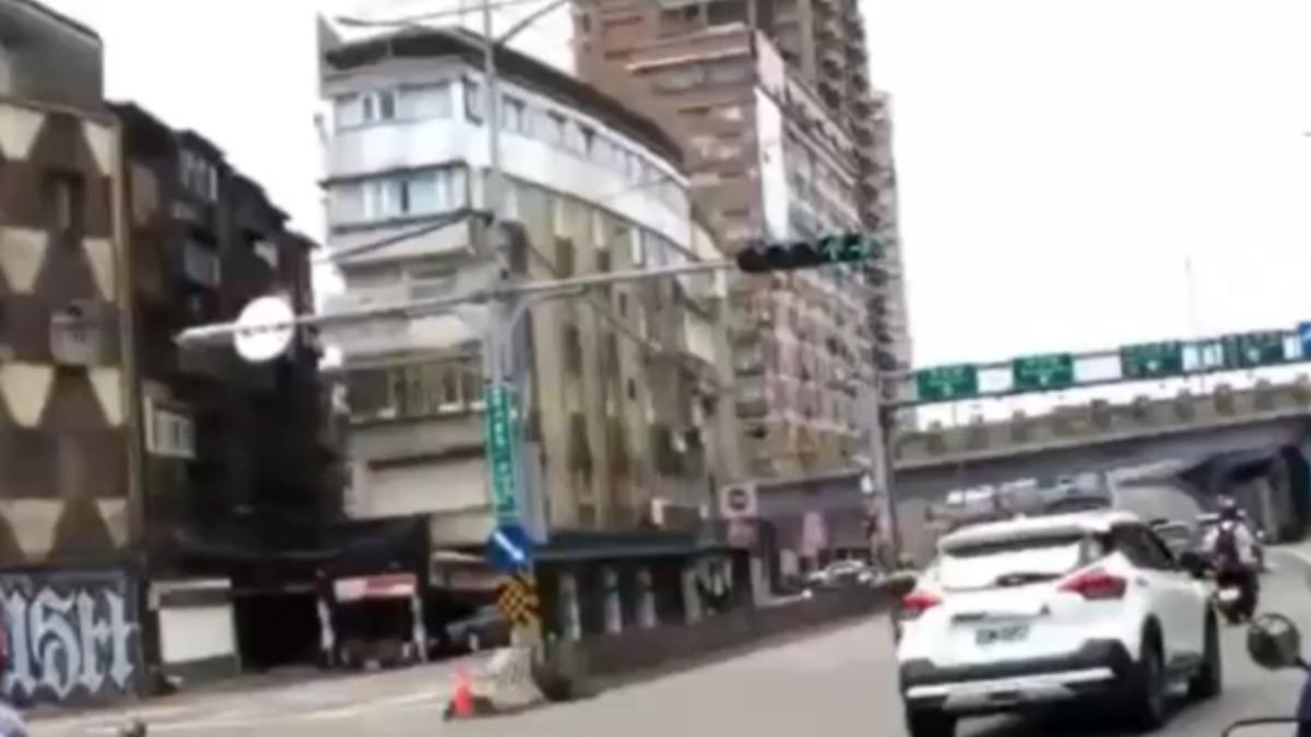 影音/車牌改裝翹向天空!重機騎士遭攔查 警實測58度當場扣車