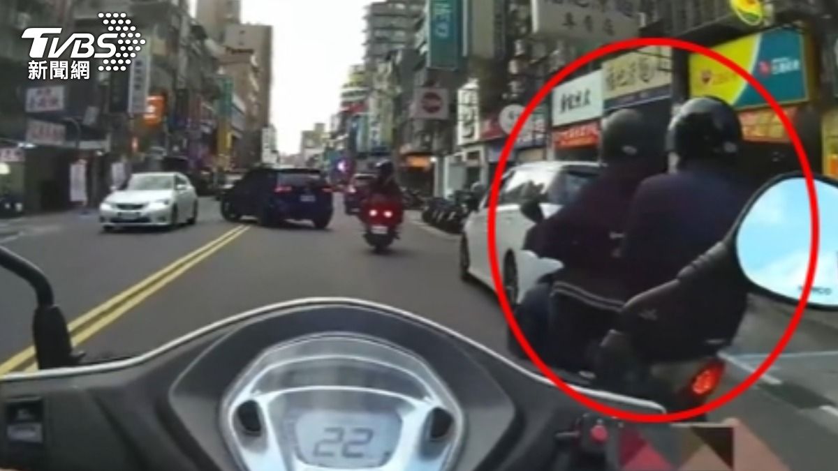 躲3年還是栽了!越南移工交通違規遭攔查,身上搜出「偽造居留證」。(圖/TVBS)