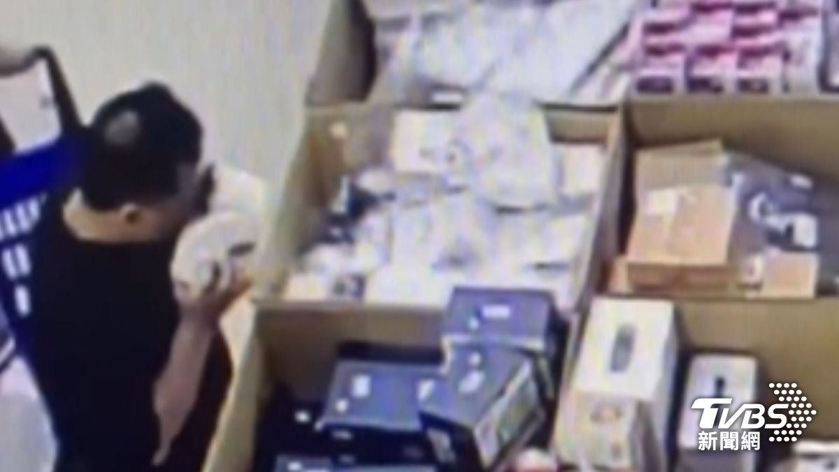 逛賣場亂吐檳榔汁,新品慘遭毀損,店家怒。(圖/TVBS)