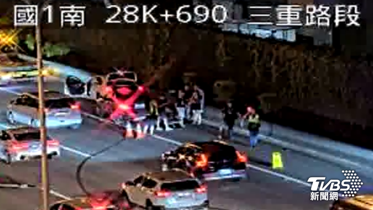 國道變賽車道?2轎車疑競速「撞成一團」。(圖/TVBS)