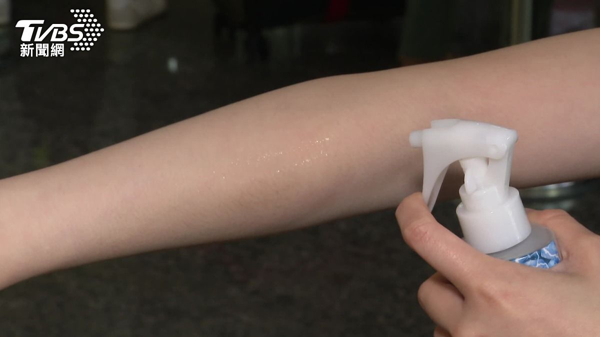 不少人愛噴的涼感噴霧,同樣也要遵守100ml以上就不能手提,只能托運的規定。(圖/TVBS)