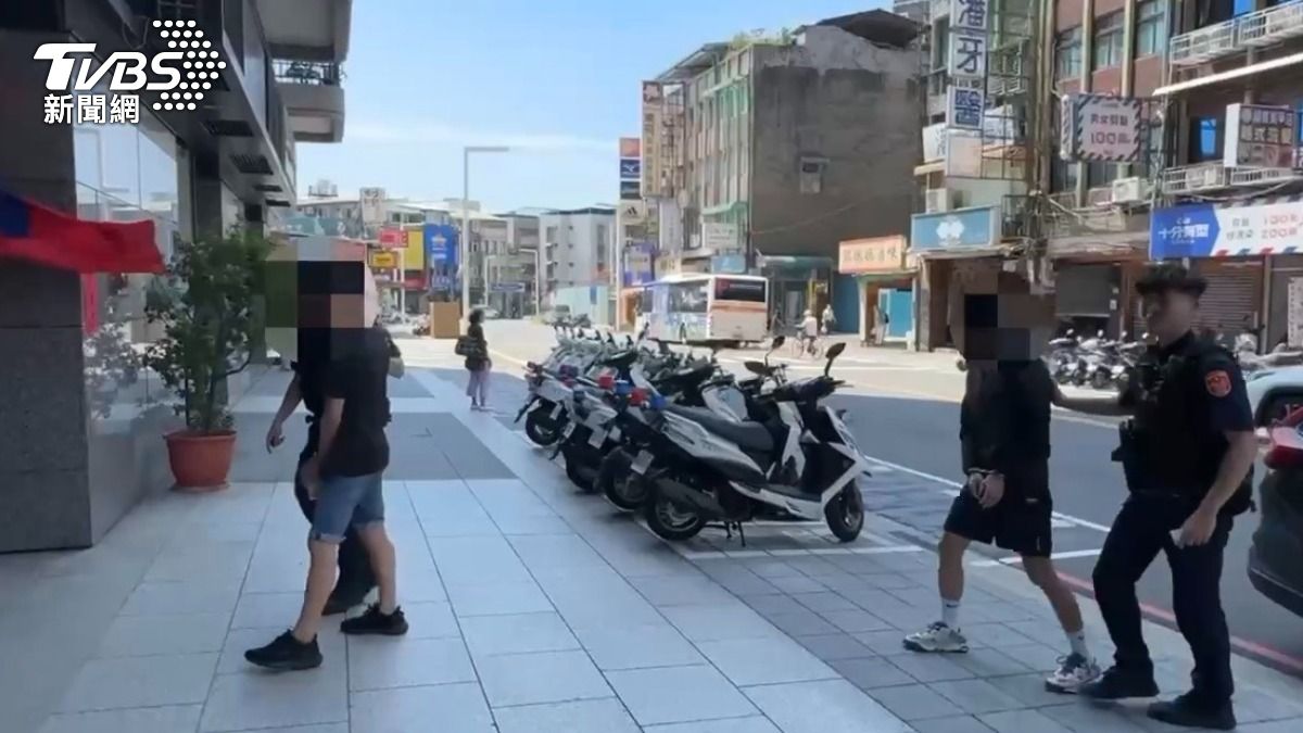 警方將2人帶回派出所。（圖／TVBS）