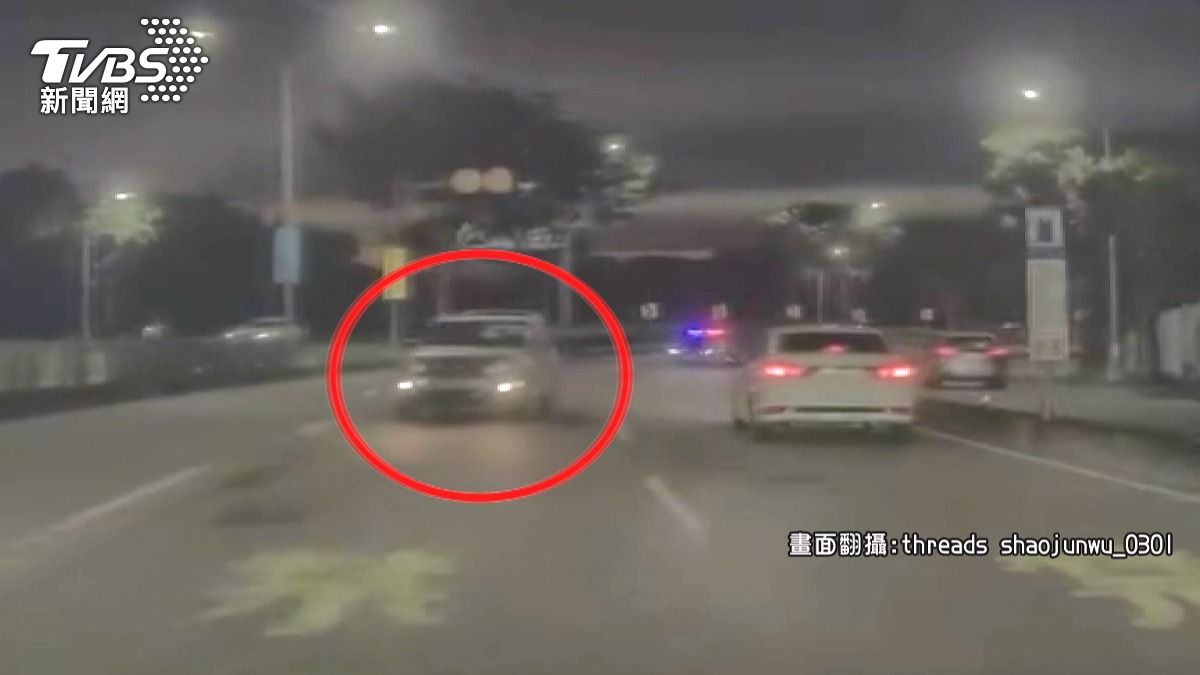 疑毒駕狂飆5公里！逆向闖紅燈警棄追。（圖／翻攝Theads shaojunwu_030）