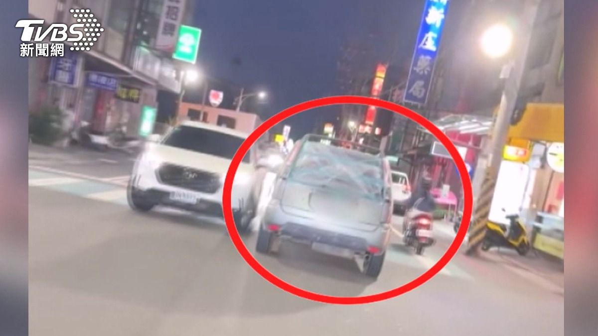 疑毒駕狂飆5公里！逆向闖紅燈警棄追。（圖／民眾提供）
