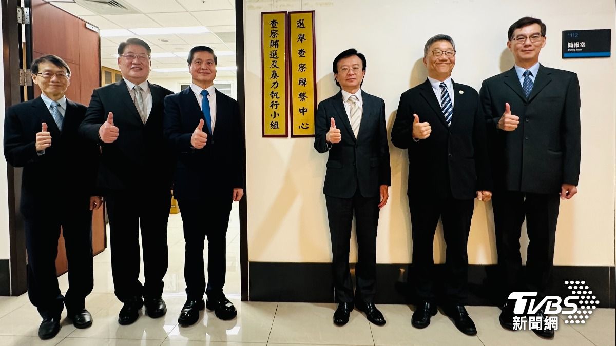 士林地檢署檢察長王以文、北市警局長林炎田、新北市警副局長呂世民、台北市調查處副處長張冠華、新北市調查處機動站主任呂俊慶、士林地檢署襄閱主任檢察官張志明共同揭牌。（圖／TVBS）
