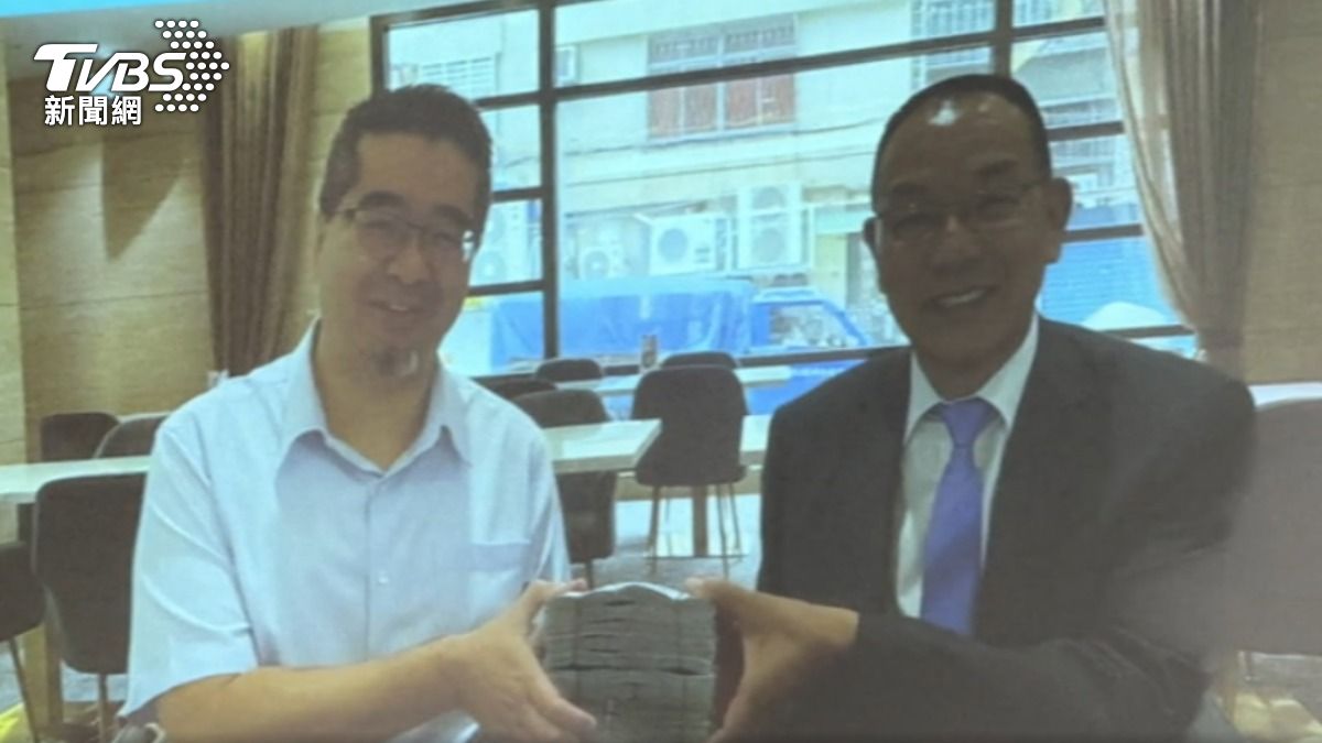 前國安會秘書長金溥聰召開記者會，公開蕭旭岑與台商手捧現金的合照並質疑款項流向。（圖／TVBS）