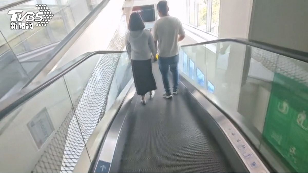 台中IKEA賣場突斷電！只剩收銀機會亮。(圖／TVBS)