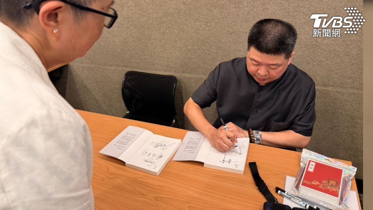 世界愈快心愈慢！傳產紡織業集團二代黃冠華出新書，點破AI時代的「留白智慧」。（圖／旭榮集團）