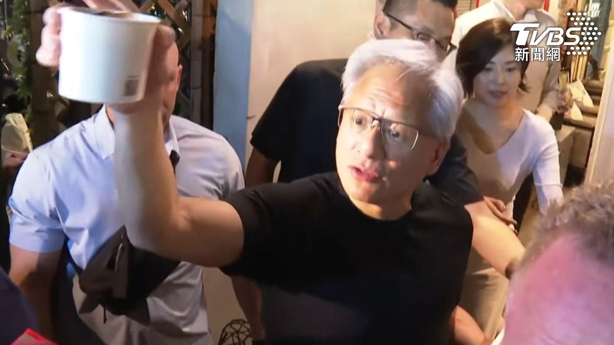 黃仁勳與家人用餐時數度走出餐廳,親自發點心給現場的媒體及粉絲。(圖/TVBS)