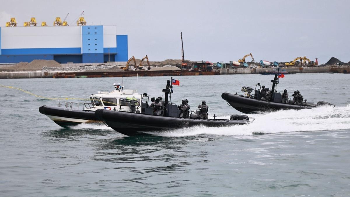 海巡出動M109新式突擊艇,在水面上交叉狂追逃逸嫌犯。(圖/海巡署提供)
