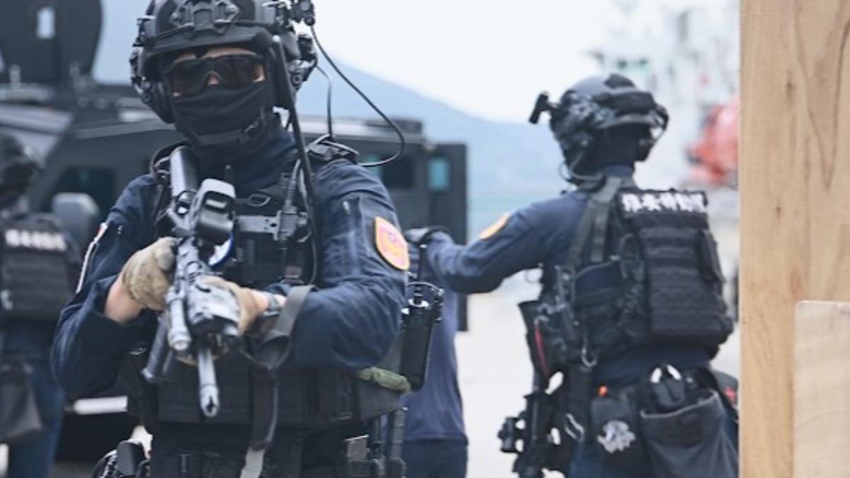 警憲特勤隊鎖定歹徒,模擬在CQB限制空間環境下進行攻堅。(圖/海巡署提供)