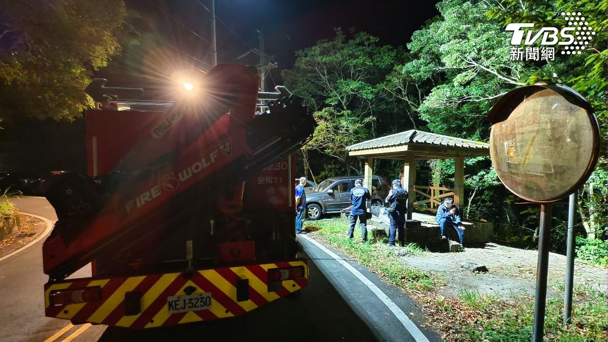 警消人員在烏來區北107縣道11公里處發現兩人駕駛的車輛仍停在原地，而兩人疑似皆未攜帶手機，導致無法透過定位聯繫。（圖／陳冠宇攝）