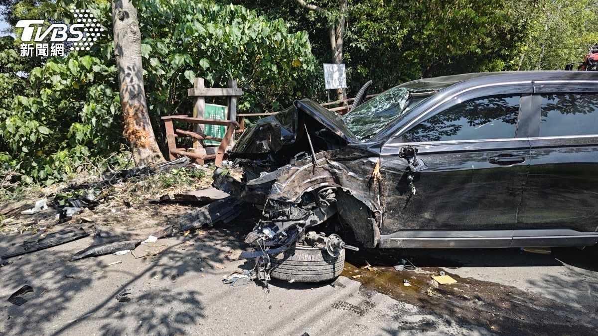 快訊/離家只剩1km!彰化男開車偏移猛撞路樹亡 疑又是毒駕