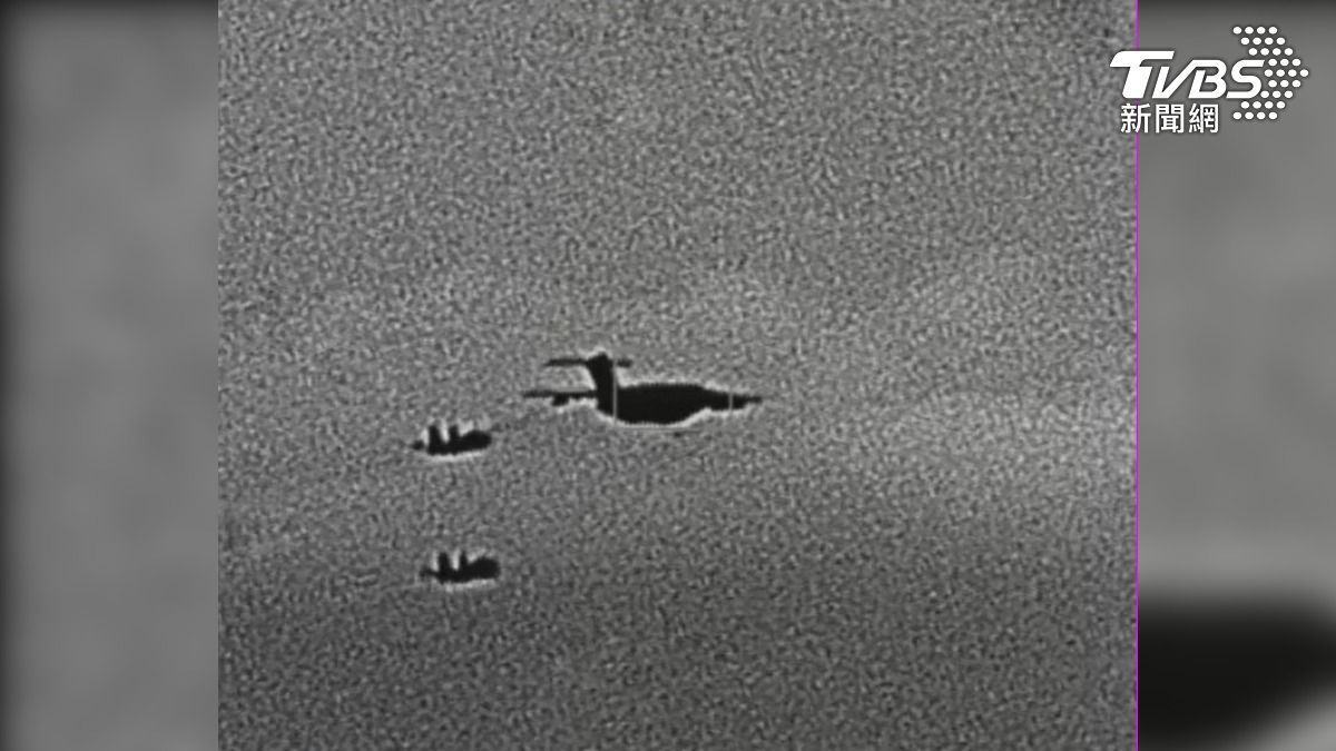 空軍F-16型機監控中共運油-20型機。(圖/國防部提供)
