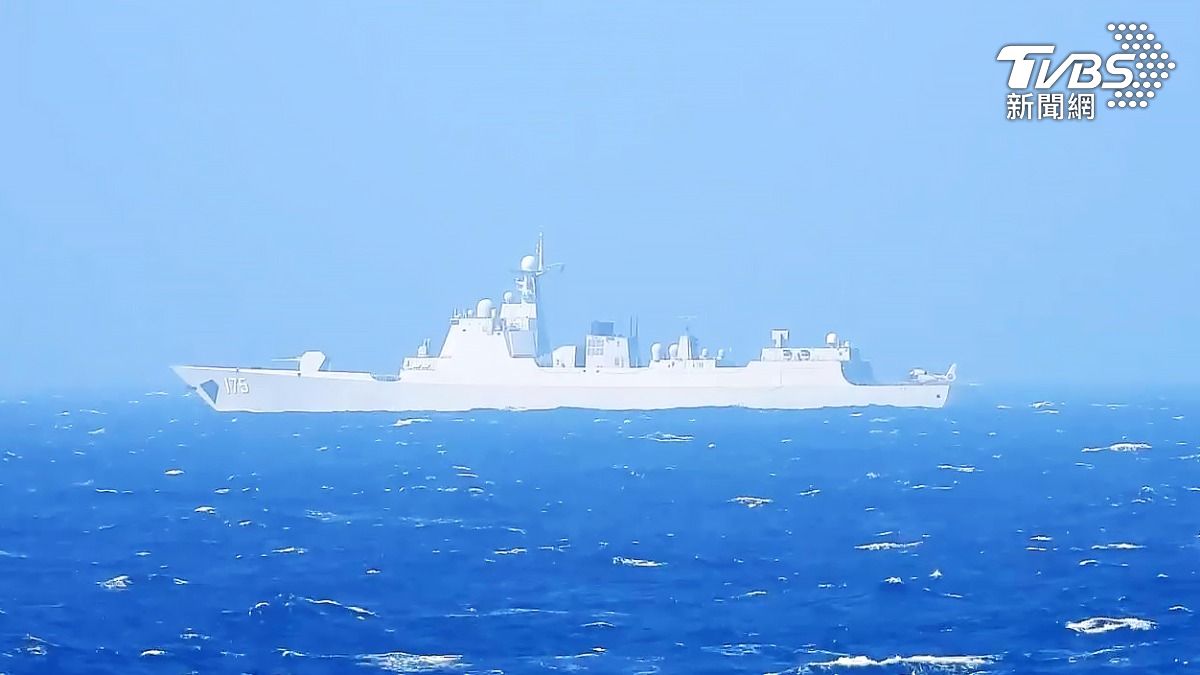 海軍昆明軍艦監控中共銀川艦(175)。(圖/國防部提供)