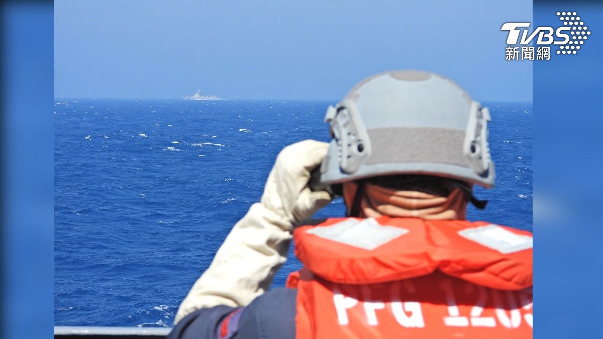 海軍昆明軍艦監控中共銀川艦(175)。(圖/國防部提供)
